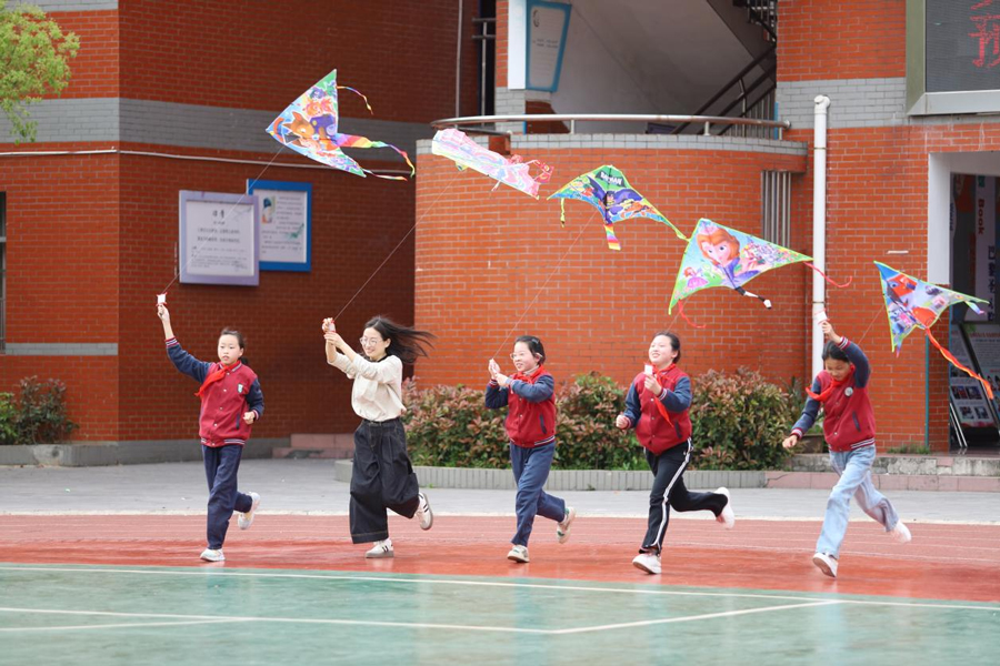 乐竞(中国)余干：巧手做纸鸢 乐享好春光