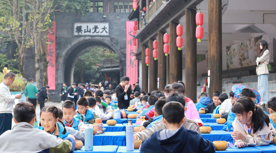 乐竞(中国)资溪：“棋”乐无穷 少儿棋手逐梦大觉山
