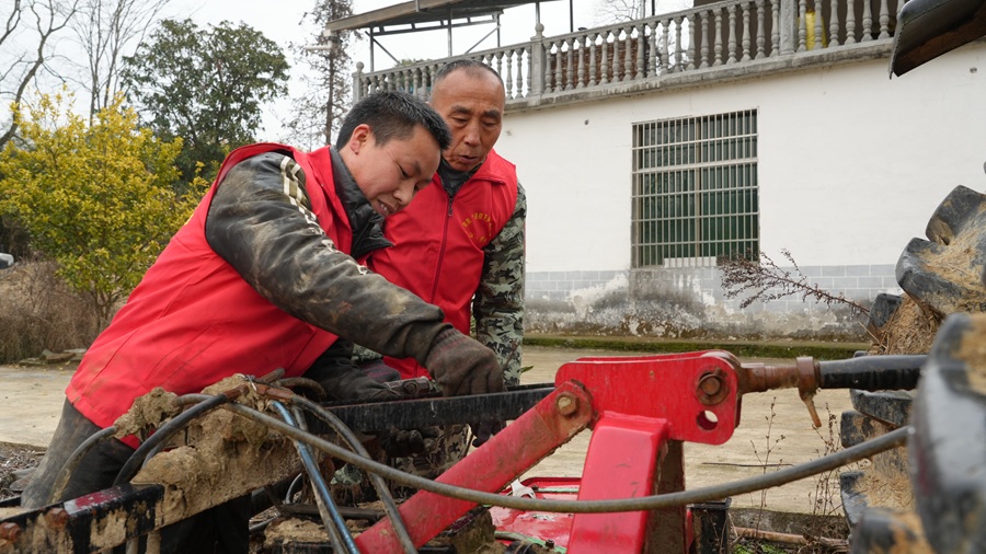 乐竞(中国)修水：农机检修备春耕
